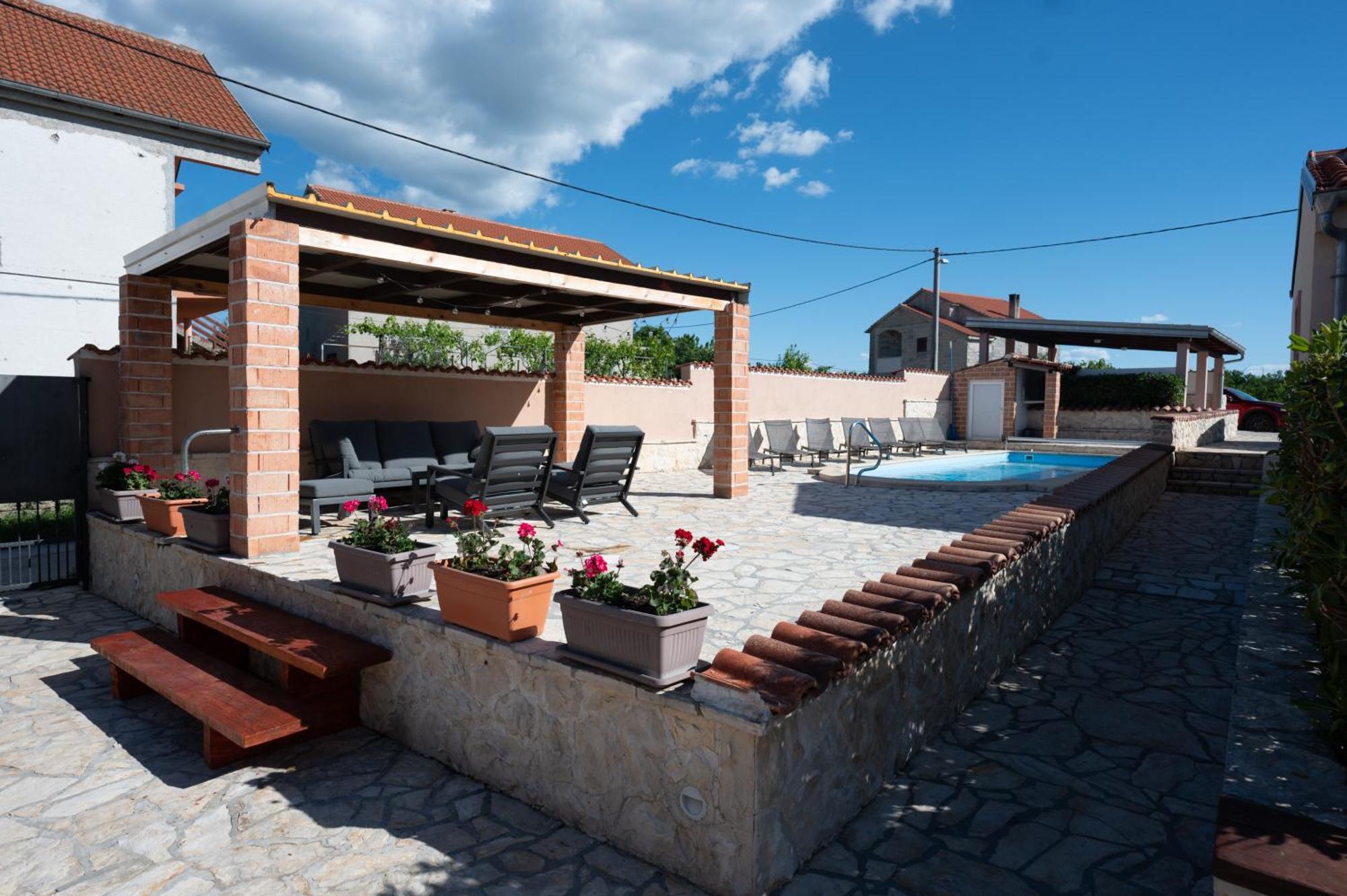 Holiday Home Luka Pridraga Luaran gambar