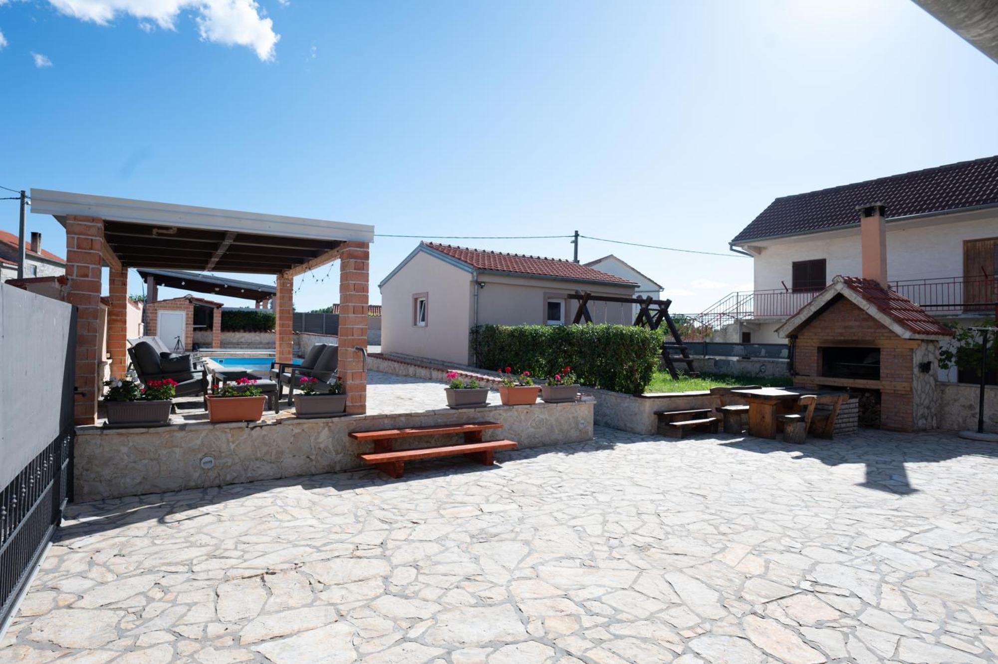 Holiday Home Luka Pridraga Luaran gambar