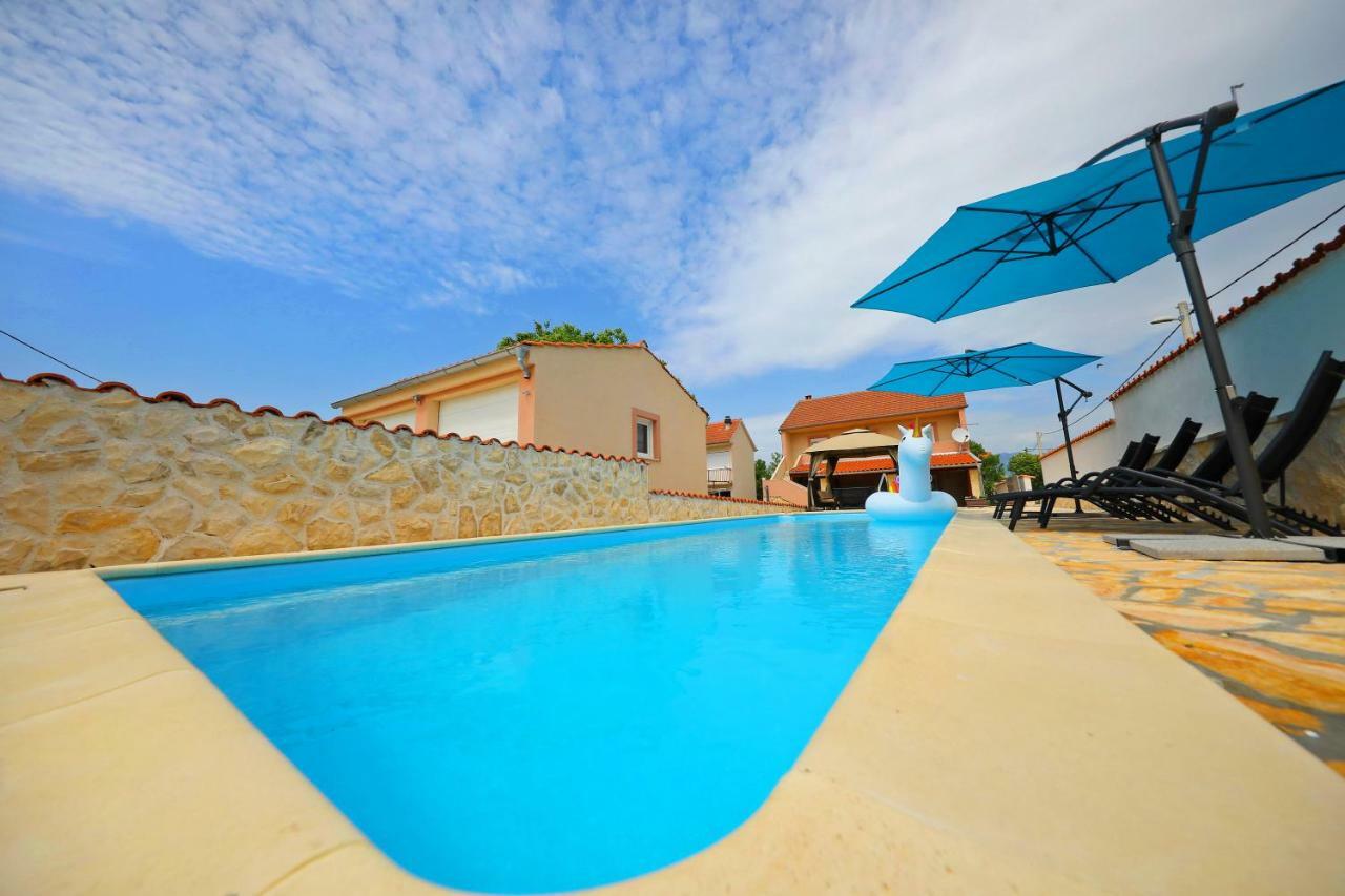 Holiday Home Luka Pridraga Luaran gambar
